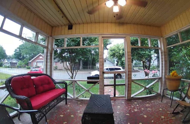 Charming 2-bedroom house with AC, WiFi in Columbia