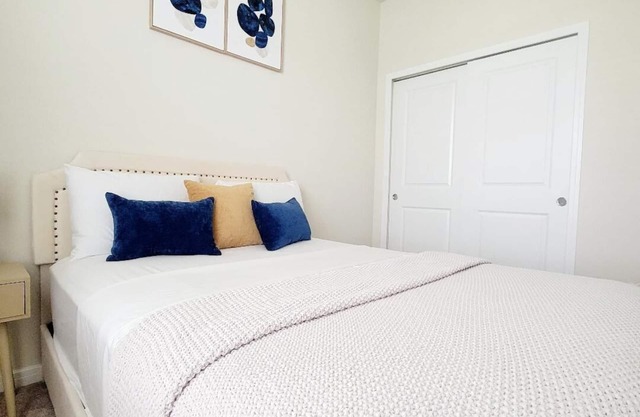 Charming 2-bedroom house with WiFi, AC in welcoming St. Cloud
