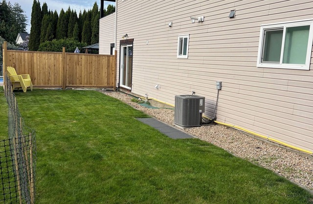 Charming 2-bedroom house in delightful Kelowna with WiFi, AC