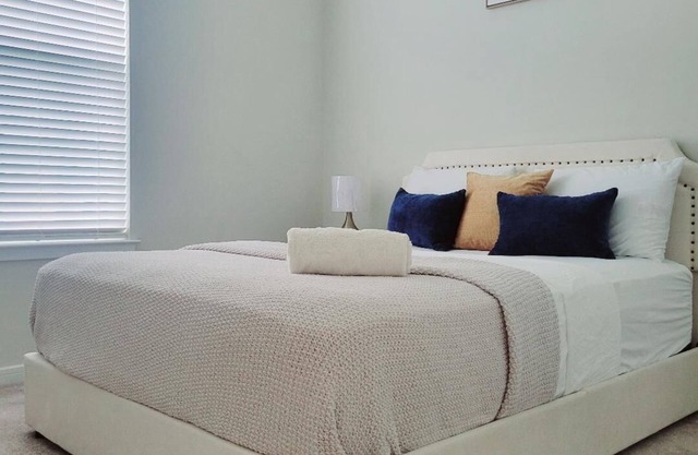 Charming 2-bedroom house with WiFi, AC in welcoming St. Cloud