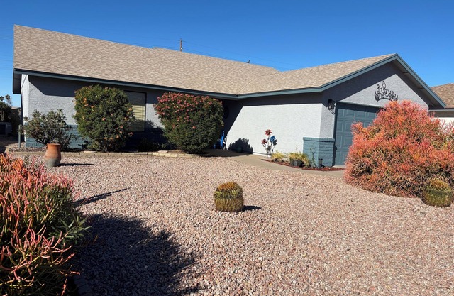 Charming 2-bedroom house in Fountain of the Sun 55+ community. Great amenities!