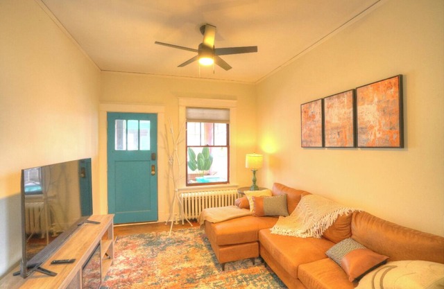 Charming 2-bedroom house with WiFi and AC in tranquil Albany