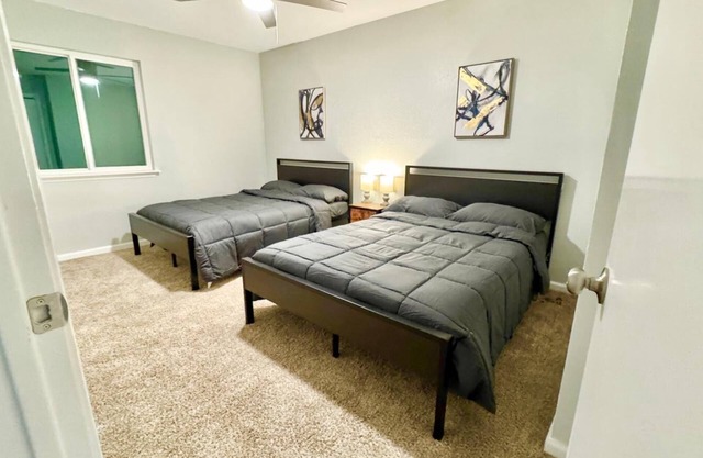 Charming 2-bedroom house in Austin with AC