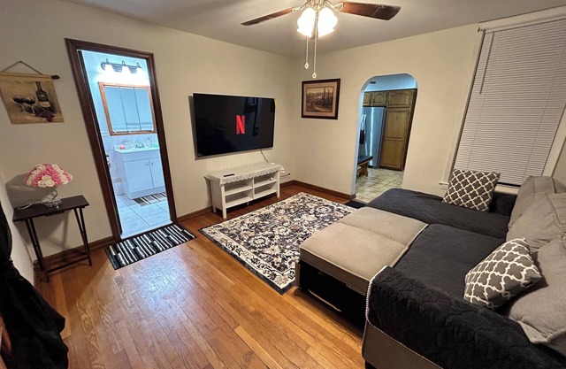 Charming 2-bedroom house with WiFi, AC in Bayonne