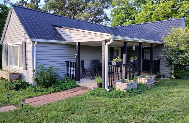 Charming 2-bedroom private cottage, pet friendly, great location, no pet fees!