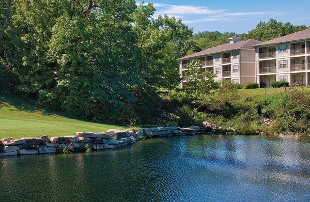 Charming 2-bedroom resort in delightful Branson with fitness room, AC