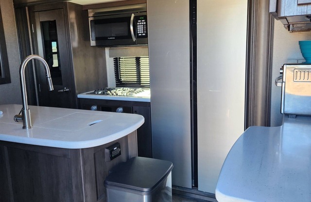 Charming 2-bedroom RV in Benson with fitness room, AC, pool, club house