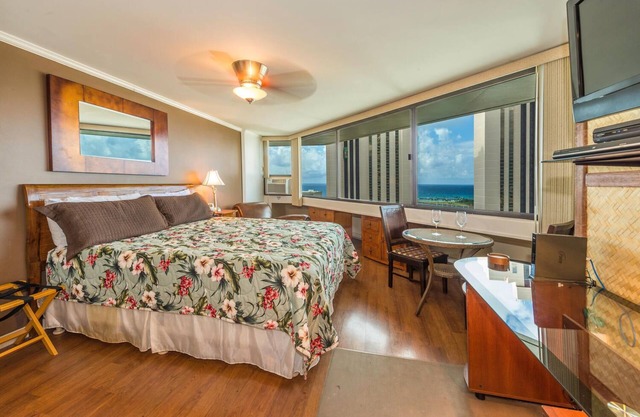 Charming 2-bedroom separate entry condos in fabulous Honolulu with Free Parking