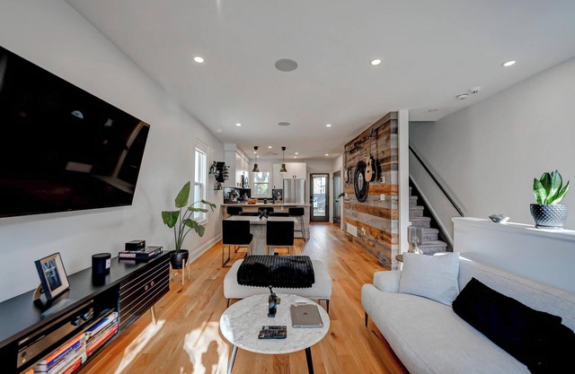 Charming 2-bedroom sunny home in Hamilton