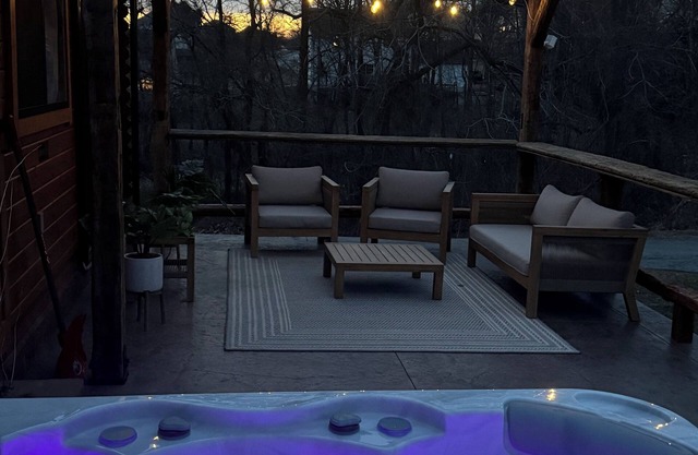 Charming 2-bedroom tiny cabin hot tub camp fire