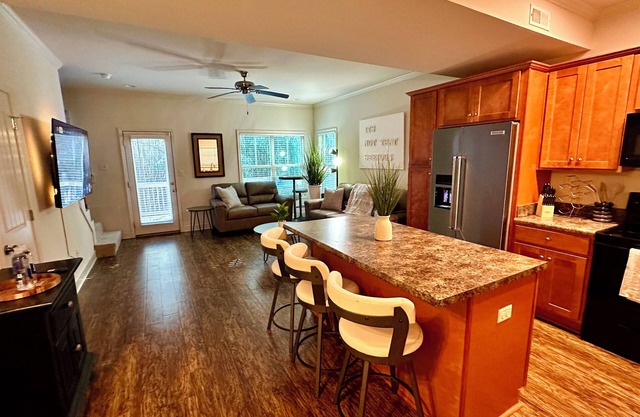 Charming 2-bedroom townhome with AC, WiFi in enjoyable Northport. King Bed