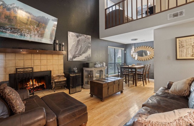 Charming 2-bedroom townhome with WiFi and AC in brilliant Houston