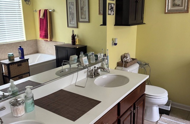 Charming 2-bedroom townhome in Huntley with WiFi, 2 bedrooms 3 baths