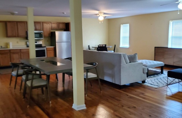 Charming 2-bedroom 2nd floor apartment with WiFi, AC in lovely Charles Town