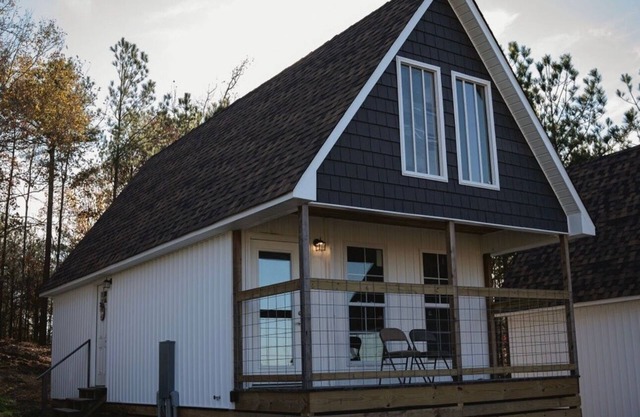 Charming 2-bedroom cabin with WiFi, AC 5 minutes away from Lake Guntersville