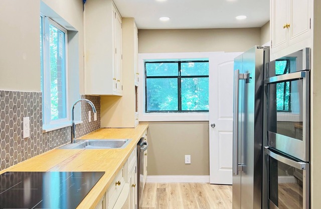 Charming 2-bedroom Townhome, Chefs kitchen, downtown 15 minutes away,