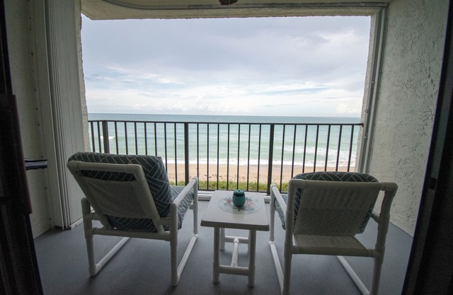 Charming 2-bedroom beachfront condo on beautiful Hutchinson Island