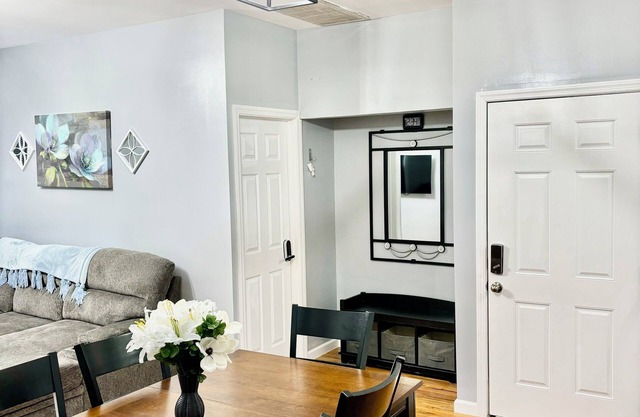 Charming 2-bedroom apartment in cool North Bergen with WiFi, AC