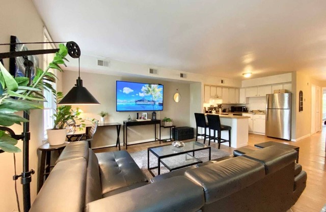 Charming 2-bedroom townhome with AC, Ridley Park near Boeing, Train, Philly