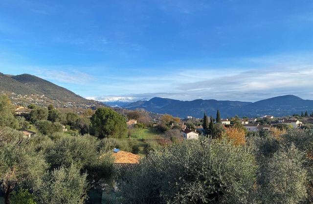 Charming 2 bedroom villa apartment with pool and garden between Nice and Vence