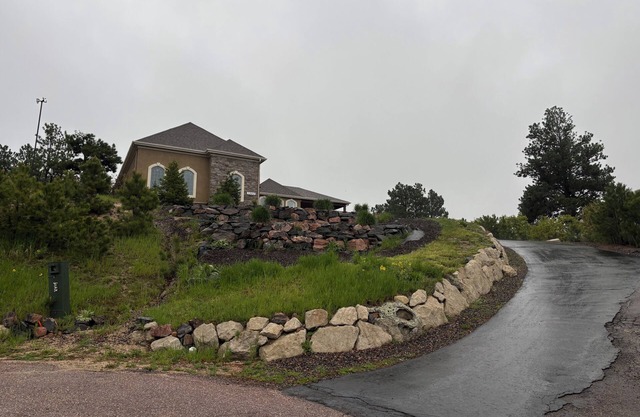 Charming 2-bedroom with King Size Beds; WIFI, Private Patio with table and grill