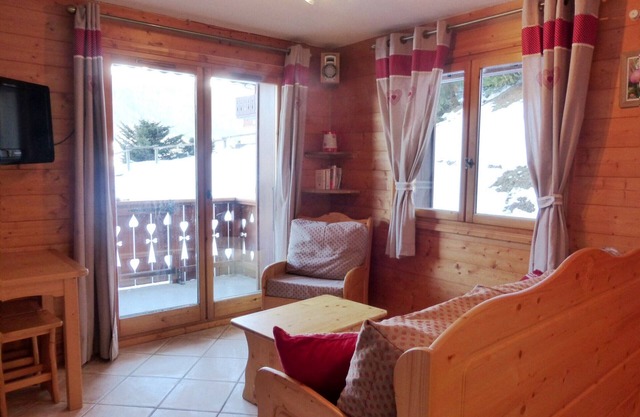 Charming 2-bedroom with terrace, parking, pets allowed in Méribel