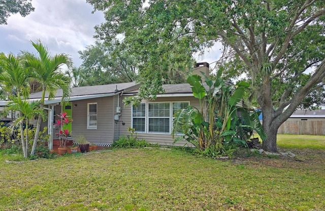 Charming 2 BR/2 B Bungalow on 1/3 acre with plenty of room for boat/RV parking
