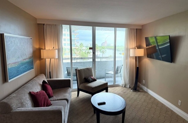 Charming 2-BR condo with, fitness room in Ft. Lauderdale and 2 blocks from beach
