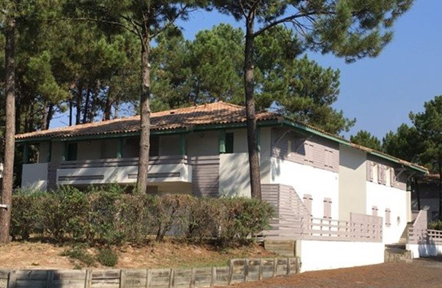Charming 2-BR Cabin Apt for 6 with Pool Access in Moliets