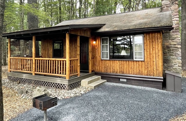 Charming 2 BR Log Cabin in the Poconos