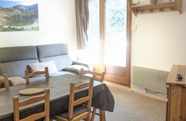 Charming 2-room apartment at the foot of the slopes with balcony and ski locker