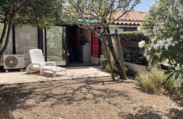 Charming 2-Room Pavilion with AC, Terrace, and Parking, 1.5 km from Beach