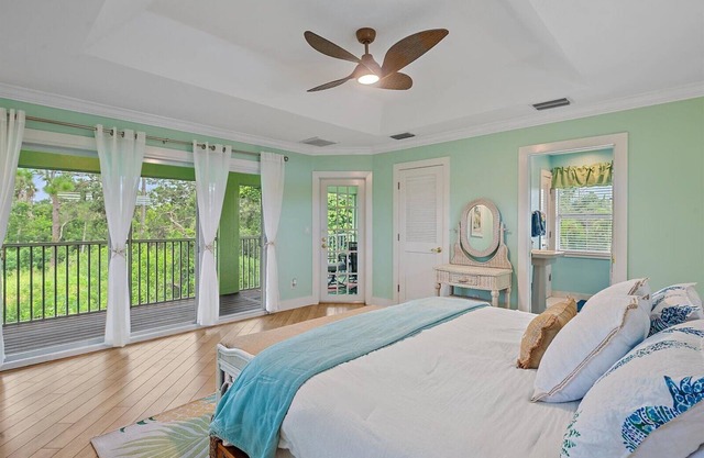 Charming 2 story secluded apartment with gorgeous views in sunny Venice Florida.