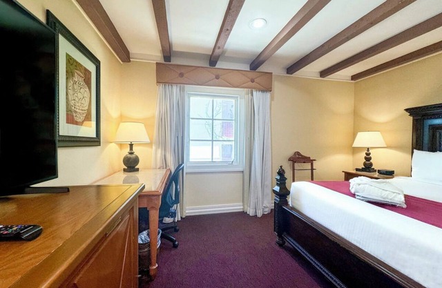 Charming 2-Unit Escape w/Views, Dining & Heritage in Central Laredo