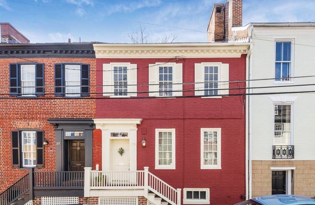 Charming 239-year-old former tavern 1 block to water & shops