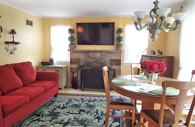 Charming 2B/1B Cottage, Private Patio, Downtown, OffStreet Parking, Dog Friendly