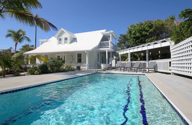 Charming 2BR Island Cottage with Pool & Generator