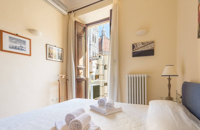CHARMING 2BED APARTMENT overlooking DUOMO - hosted by Sweetstay