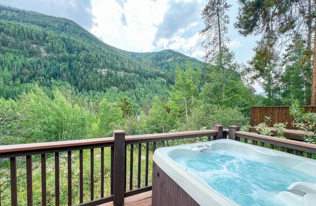 Charming 2BR Chalet in East Vail with HotTub, Views & Easy Access to In-Town Bus
