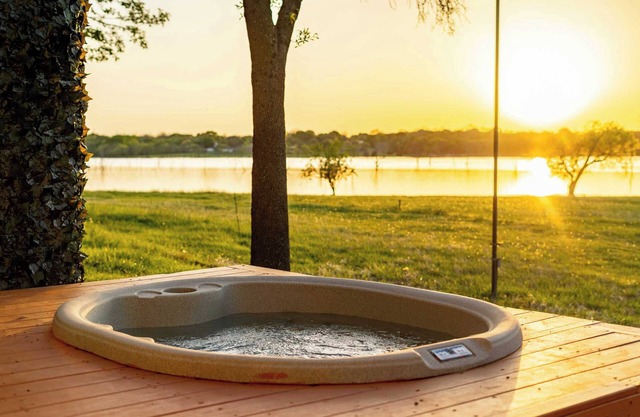 Charming 2BR Lakeside Guest House