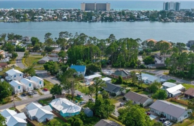 Charming 2BR/2BA Panama City Beach vacation home near white-sand beaches, Ripley’s, Frank Brown Park, and top restaurants. Enjoy comfort, convenience, and easy access to family fun, shopping, and coastal adventures in the heart of PCB.