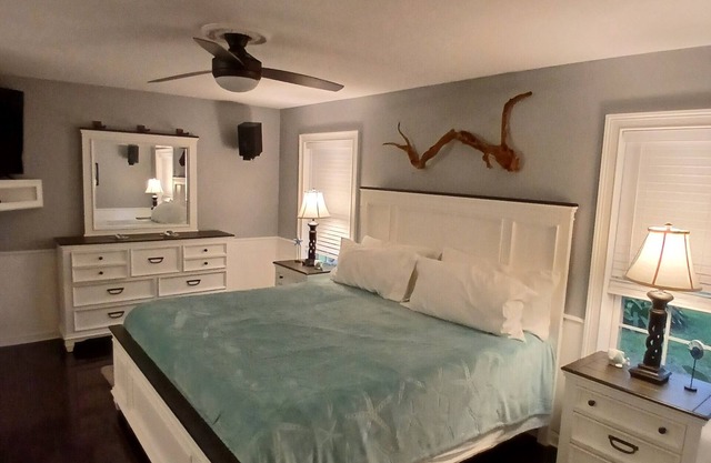 Charming 3/2 fully furnished house in Homosassa. Close to river with many extras