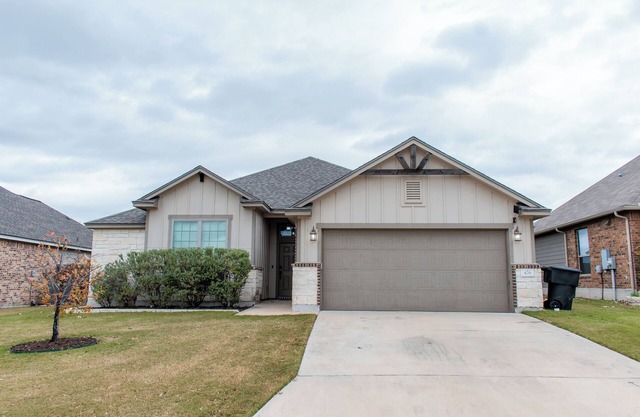 Charming 3:2 with Fire-Pit, Community Pool, Park, and Walking Trail. 5min to BSW