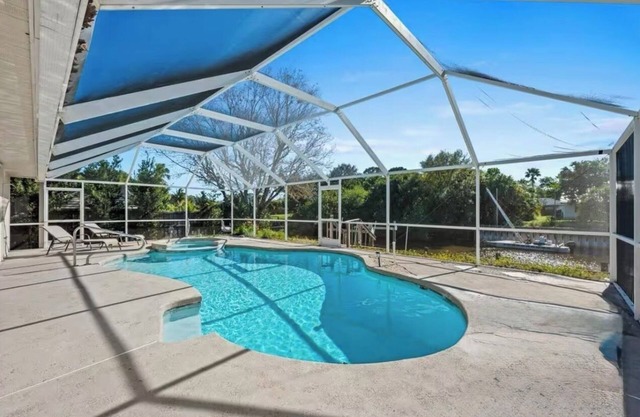 Charming 3-bed house in Port St. Lucie with pool on the canal connected to ocean