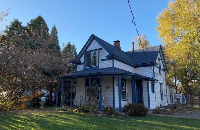 Charming 3-bedroom historic home in fantastic Colorado Springs with AC, WiFi