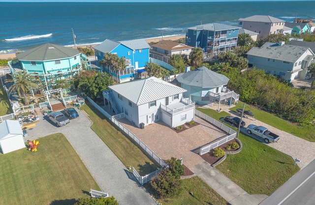 Charming 3-bedroom beach house in peaceful New Smyrna Beach