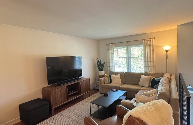 Charming 3+bedroom house with AC, Fireplace, and WiFi in Saratoga Springs