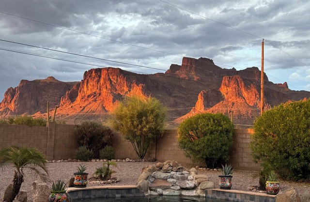 Charming 3-bedroom house with WiFi, AC and pool in Apache Junction!