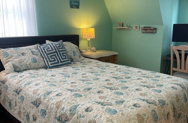 Charming 3-bedroom cottage with WiFi, AC in peaceful Lower Township