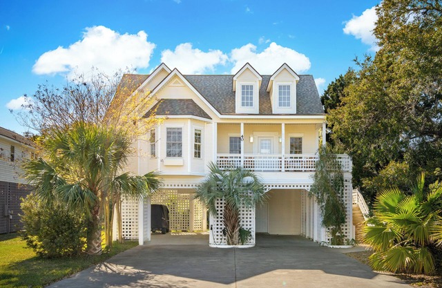 Charming 3 Bedroom 3.5 bath home in Ocean Ridge. Pool-Gym-Beach-Putt Putt